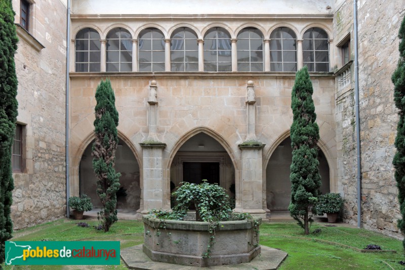 Bellpuig - Convent de Sant Bartomeu, pati o claustre petit