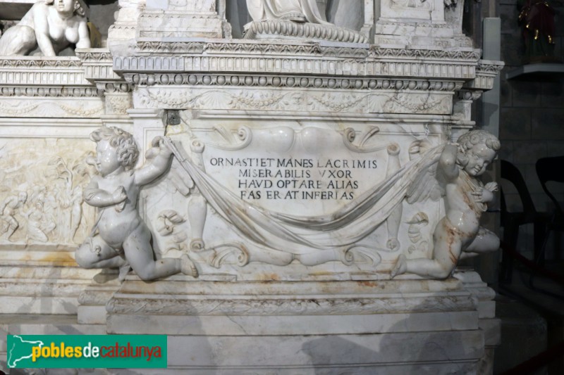 Bellpuig - Mausoleu de Ramon Folc de Cardona: lateral del basament