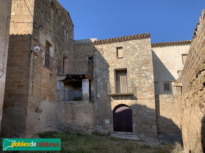 Agramunt - Rocabertí de Sant Salvador, Cal Bepo (al front) i ca l'Amigó (a mà esquerra) (Foto: Albert Esteves, 2019) Agramunt - Rocabertí de Sant Salvador, Cal Bepo (al front) i ca l'Amigó (a mà esquerra)