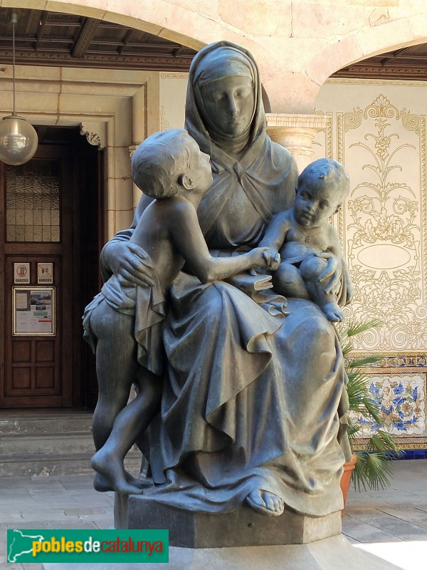 Barcelona - Casa de la Caritat. Escultura <i>La Caritat</i>