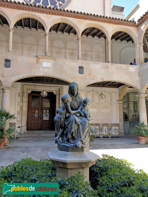 Barcelona - Casa de la Caritat. Escultura <i>La Caritat</i>