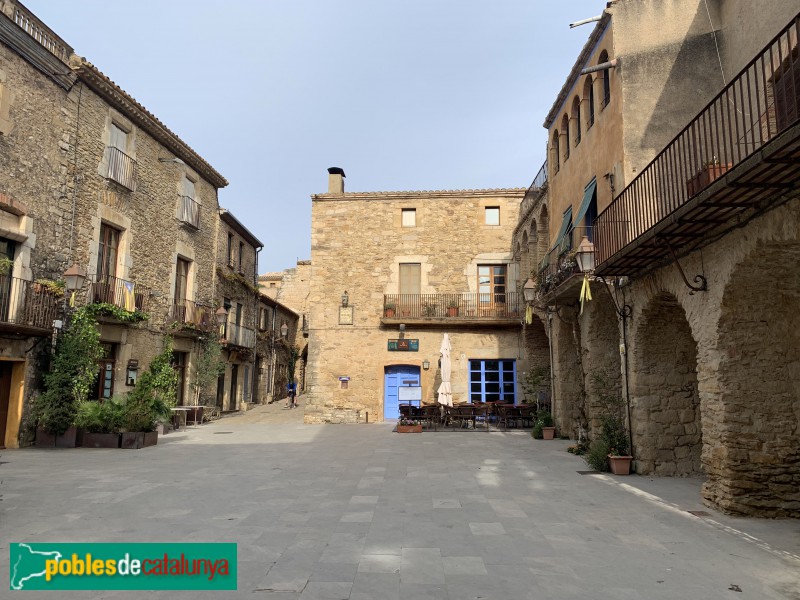 Peratallada - Plaça de les Voltes (Foto: Albert Esteves, 2019) Peratallada - Plaça de les Voltes