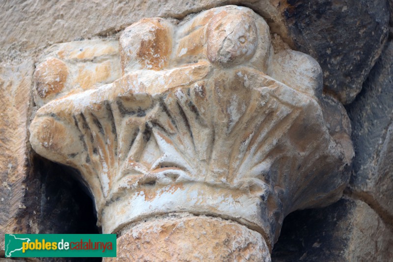 La Bisbal d'Empordà - Església de Sant Pol. Capitell de la porta (Foto: Albert Esteves, 2019) La Bisbal d'Empordà - Església de Sant Pol. Capitell de la porta