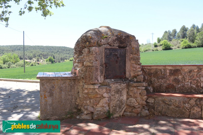 Querol - Església de Valldossera. Pou davant l'església