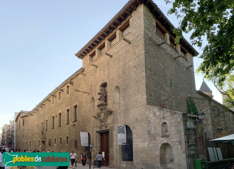 Barcelona - Hospital de la Santa Creu. Façana del carrer Hospital