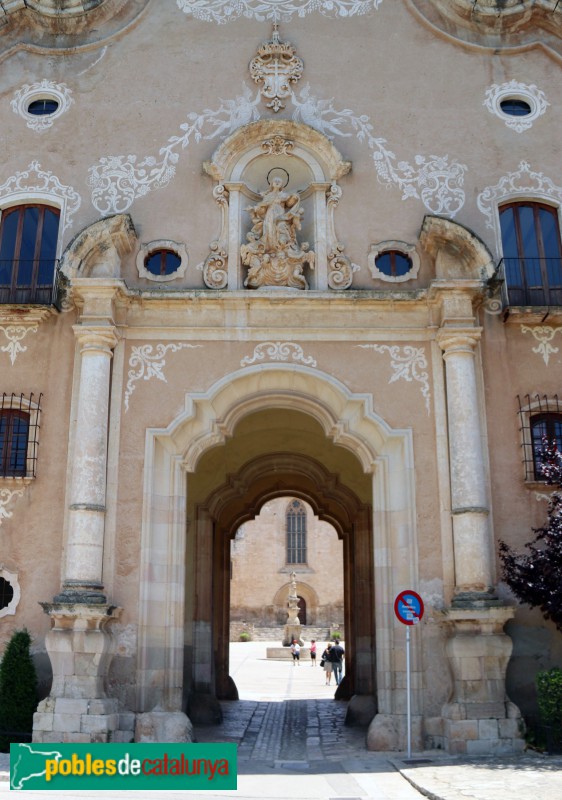 Monestir de Santes Creus - Portal de l'Assumpta, façana plaça Santa Llúcia