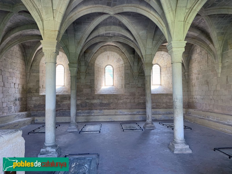 Monestir de Santes Creus - Sepulcres dels abats, a la sala capitular