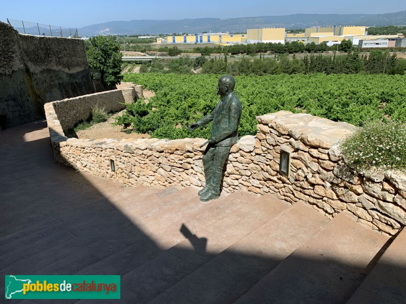 Puigpelat - Escultura homenatge a Joan Plana