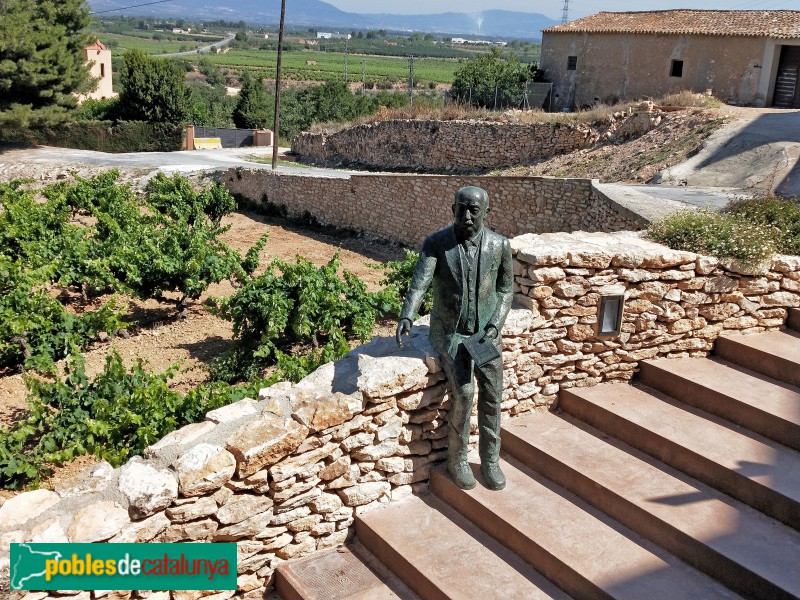 Puigpelat - Escultura homenatge a Joan Plana