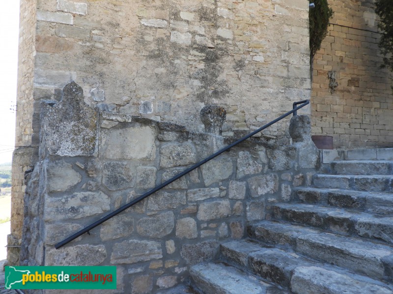 Sant Martí de Tous - Església de Sant Martí, esteles discoidales a les escales (Foto: Valentí Pons, 2019) Sant Martí de Tous - Església de Sant Martí, esteles discoidales a les escales
