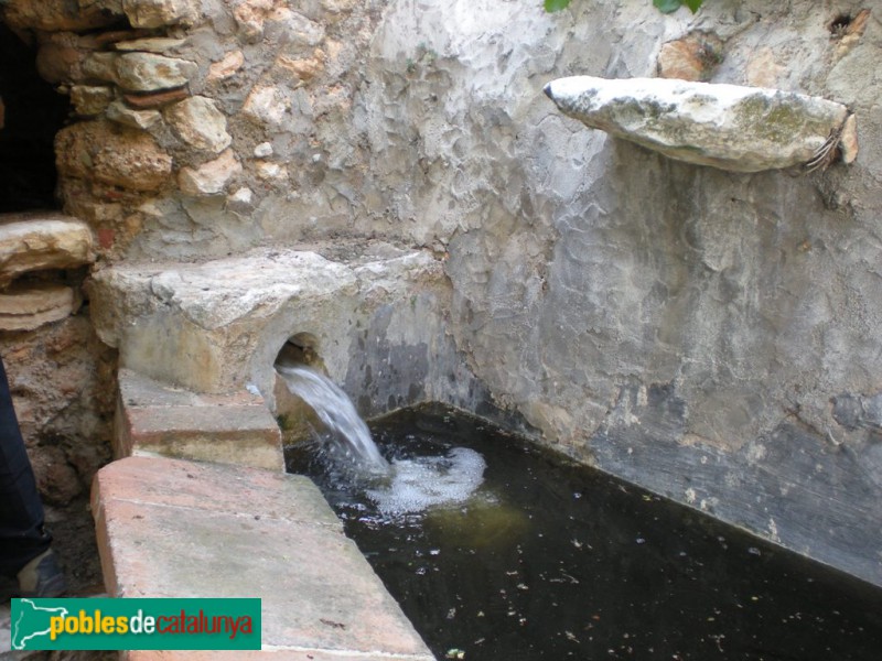 Alió - Cisternes subterrànies. Sortida d'aigua