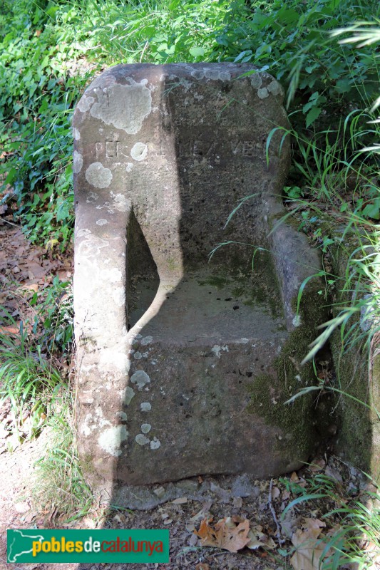 Castellví de Rosanes - Font de la Saborida, seient de pedra