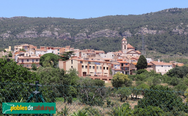 Figuerola del Camp - El poble, amb l'església (Foto: Albert Esteves, 2019) Figuerola del Camp - El poble, amb l'església