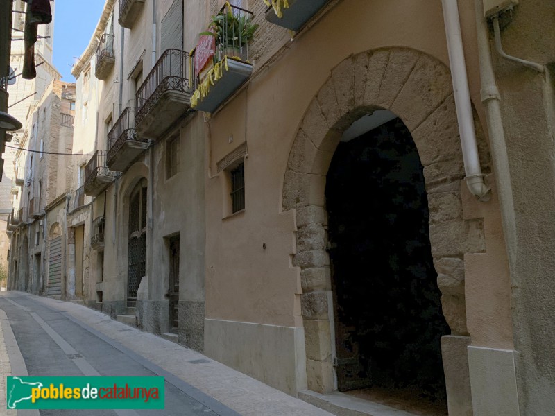 Valls - Carrer de l'Església, portal de can Moja