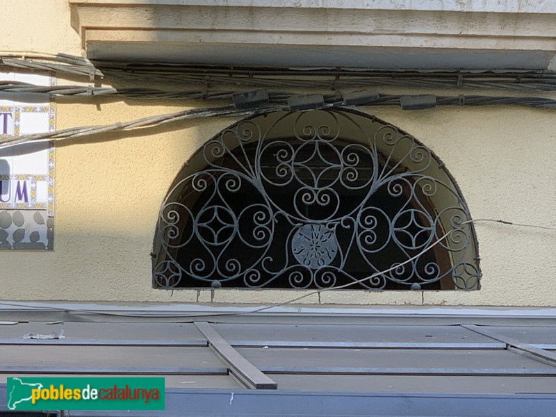 L'Ametlla de Mar - Plaça del Canó, detall d'una casa antiga