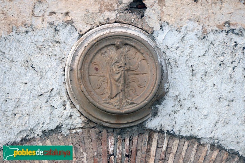 L'Aldea - Cases de la Plaça de Bous, escut a la porta