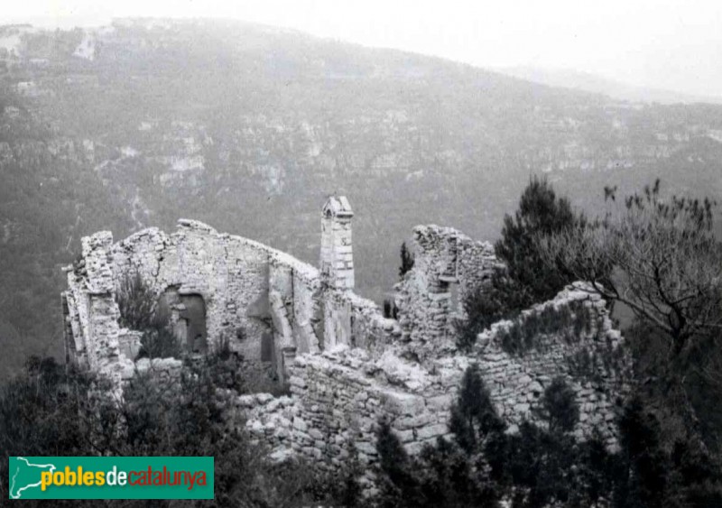 Alcover - Ermita de les Virtuts (Foto: <i>MJMC -invarquit.cultura.gencat.cat-</i>, 1983) Alcover - Ermita de les Virtuts