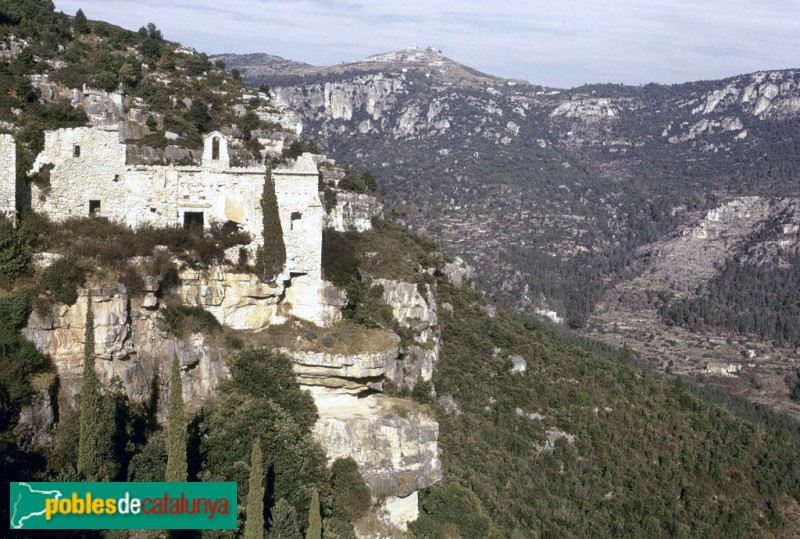 Alcover - Ermita de les Virtuts (Foto: <i>Camil José Guiu -Arxiu fotogràfic C.E.C.-</i>, 1975) Alcover - Ermita de les Virtuts