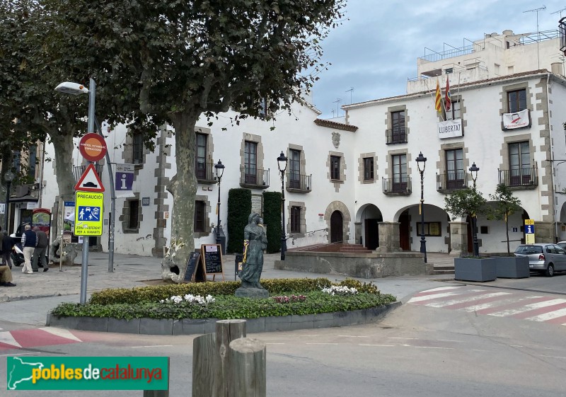 Arenys de Mar - Monument a la Puntaire