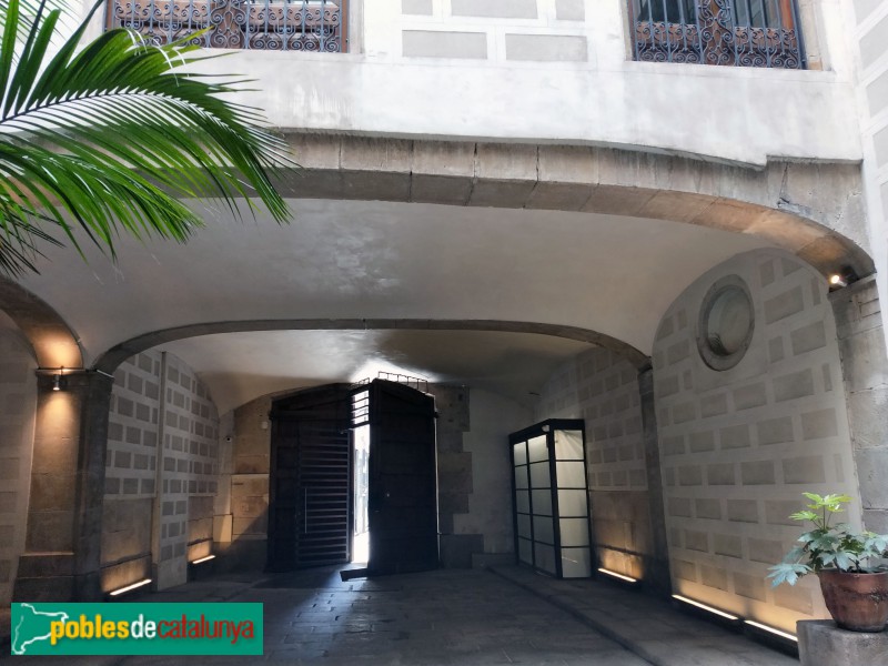 Barcelona - Casa del Comte de Fonollar o Palau Palmerola (Portaferrissa, 7)