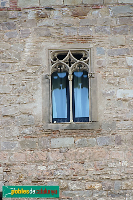 Barcelona - Palau Benet-Desvilar. Finestra gòtica, a la torre de l'antiga muralla