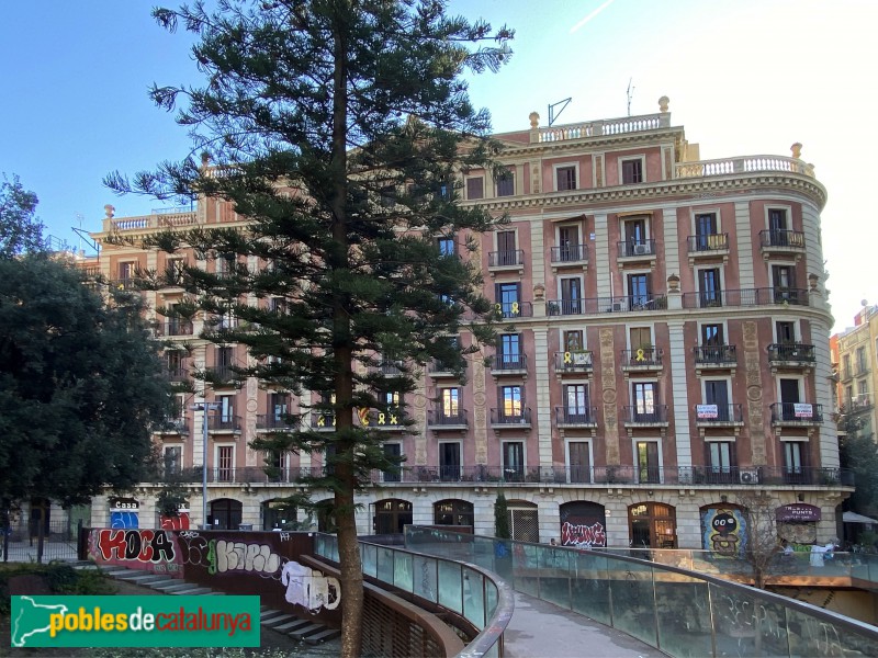 Barcelona - Edificis de la Caixa a la plaça de Madrid