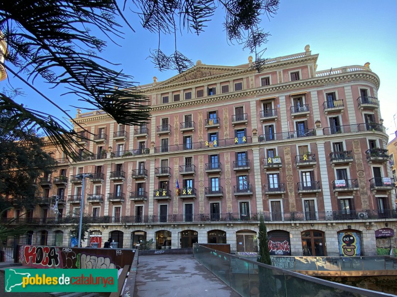 Barcelona - Edificis de la Caixa a la plaça de Madrid