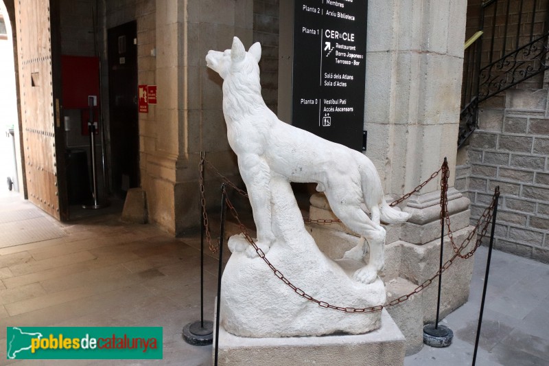 Barcelona - Palau Pignatelli. <i>Cave Canem</i>, escultura de Lluís Montané, en recordança d'un esquelet de gos trobat a les obres de 1969-71