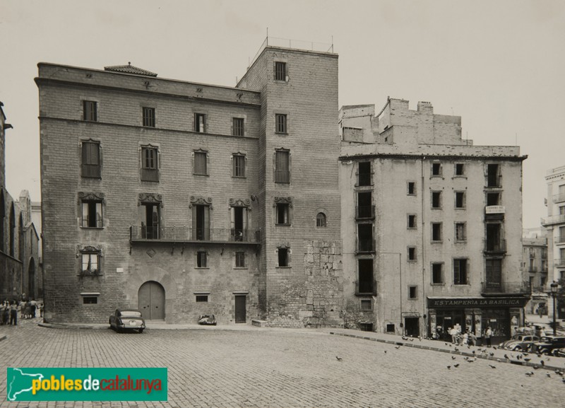 Barcelona - Torre romana, amagada en part per les cases que es van derruir