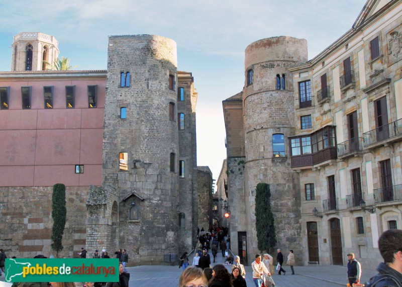 Barcelona - Portal del Bisbe (Porta Praetoria)