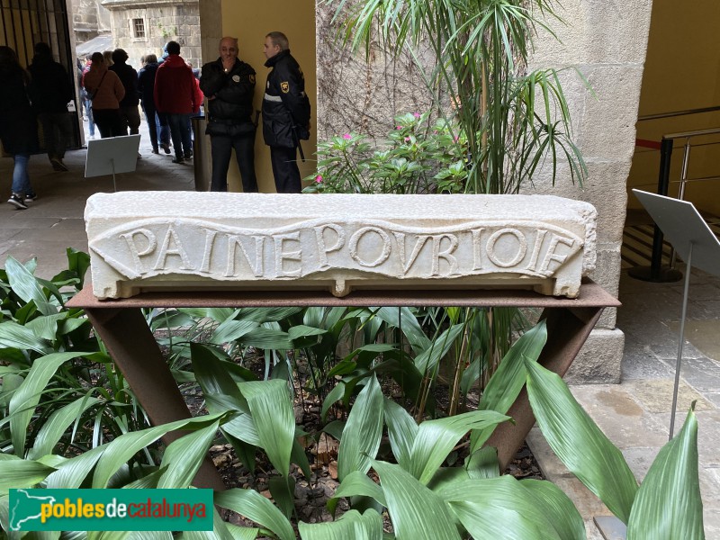 Barcelona - Palau de Lloctinent: Llinda d'una finestra amb la divisa del conestable Pere de Portugal, del segle XV. "Sofrir per gaudir".