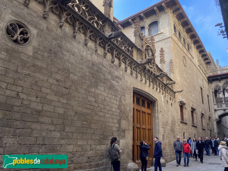 Barcelona - Palau de la Generalitat. Façana gòtica del carrer del Bisbe