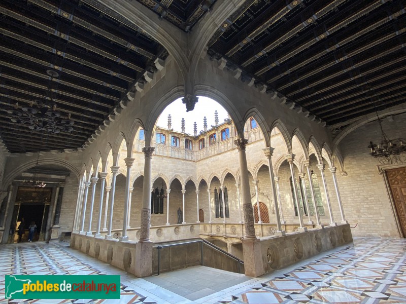 Barcelona - Palau de la Generalitat. Pati i galeries gòtiques