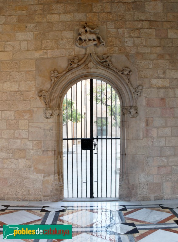 Barcelona - Palau de la Generalitat. Porta a la galeria gòtica