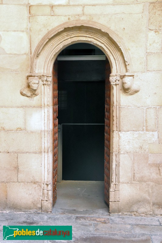 Barcelona - Palau de la Generalitat. Porta a la galeria gòtica