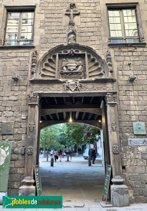 Barcelona - Hospital de la Santa Creu. Porta renaixentista