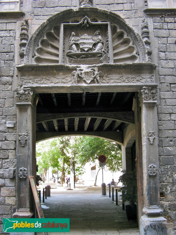 Barcelona - Hospital de la Santa Creu. Porta renaixentista