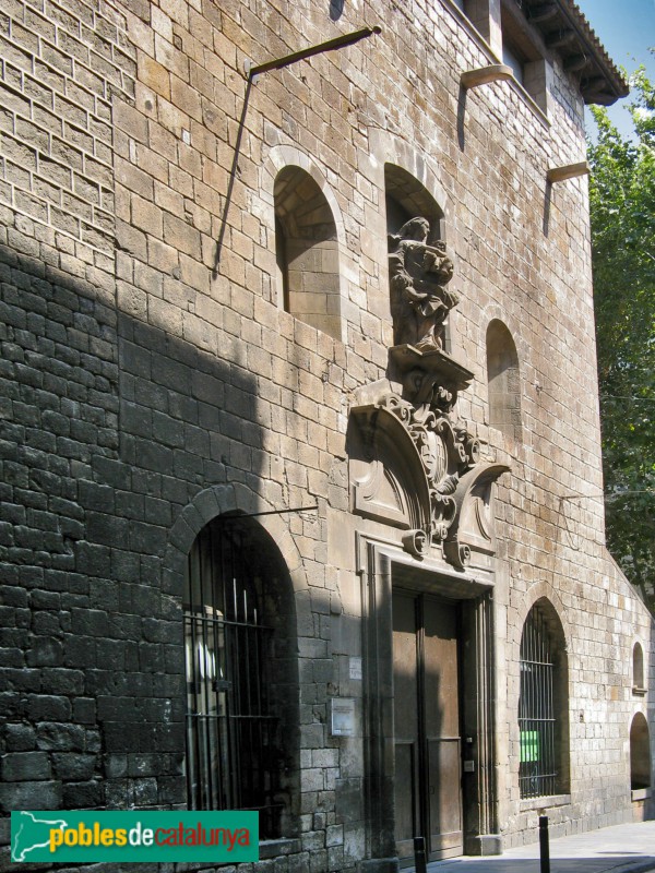 Barcelona - Hospital de la Santa Creu. Porta dela Capella