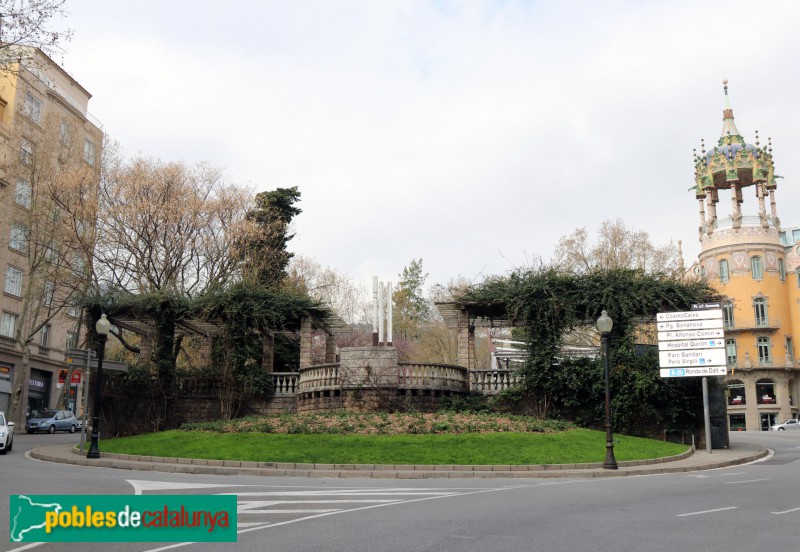 Barcelona - Plaça Kennedy, amb les columnes en primer terme