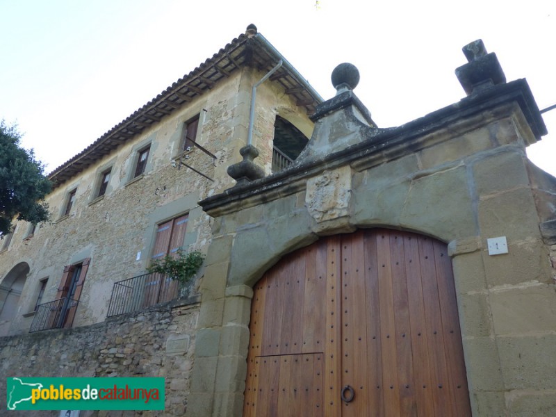 Folgueroles - La Sala. Portalada d'accés principal i escut d'armes