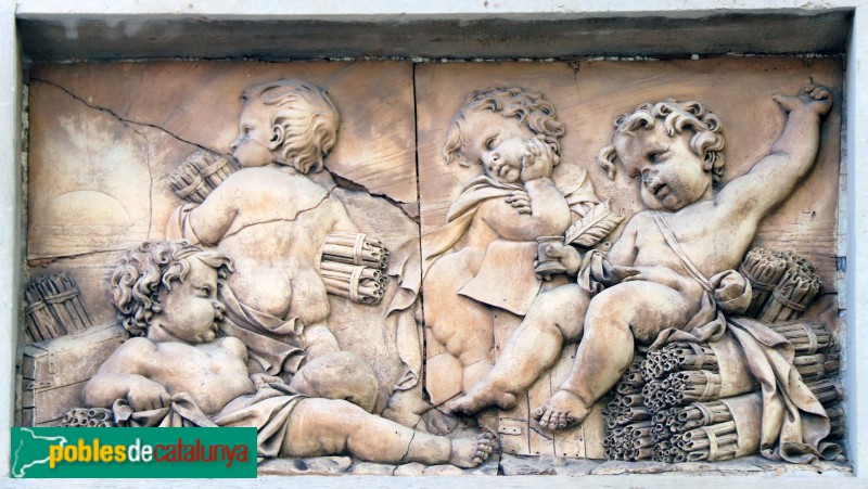 Barcelona - Porxos d'en Xifré. Relleus amb putti