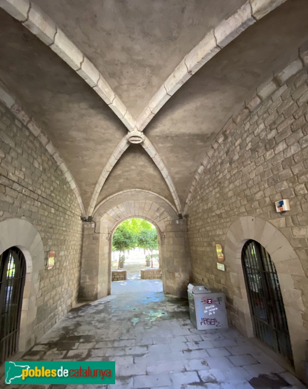 Barcelona - Hospital de la Santa Creu. Entrada al claustre des del darrere