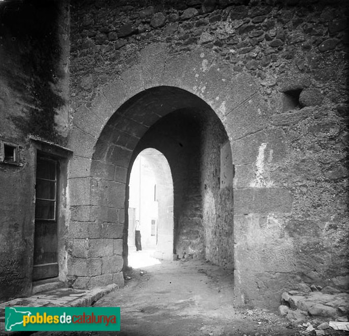 Calonge - Palau del castell. Portals exteriors (Foto: Josep Salvany -Fons Salvany. Biblioteca de Catalunya-, 1917) Calonge - Palau del castell. Portals exteriors
