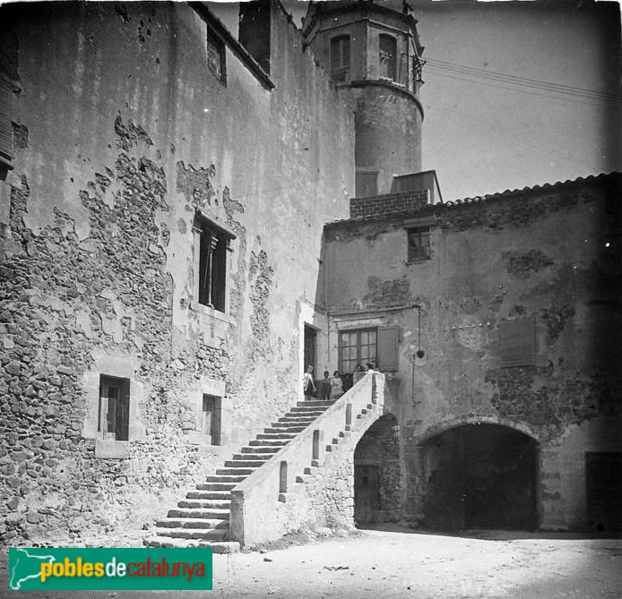 Calonge - Palau del castell (Foto: Josep Salvany -Fons Salvany. Biblioteca de Catalunya-, 1917) Calonge - Palau del castell