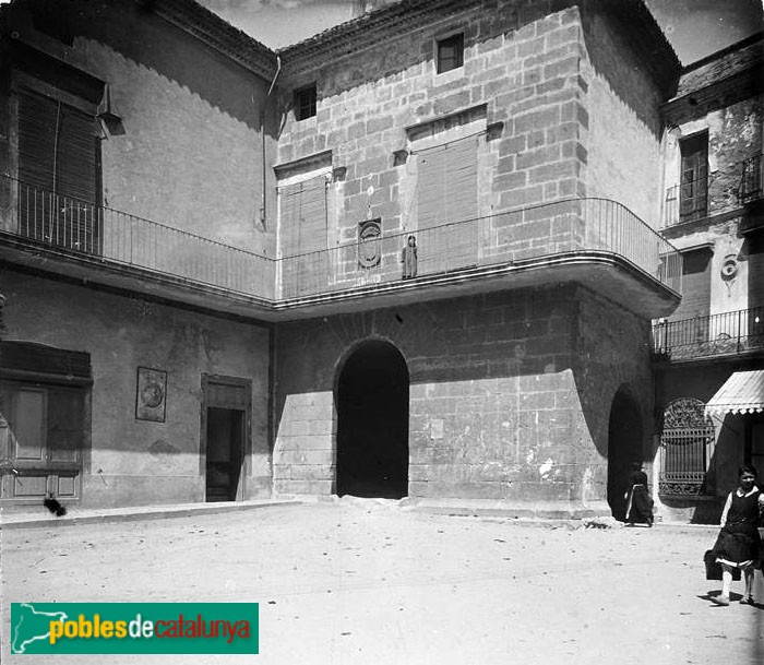 Calonge - Palau del castell. Façana renaixentista (Foto: Josep Salvany -Fons Salvany. Biblioteca de Catalunya-, 1917) Calonge - Palau del castell. Façana renaixentista