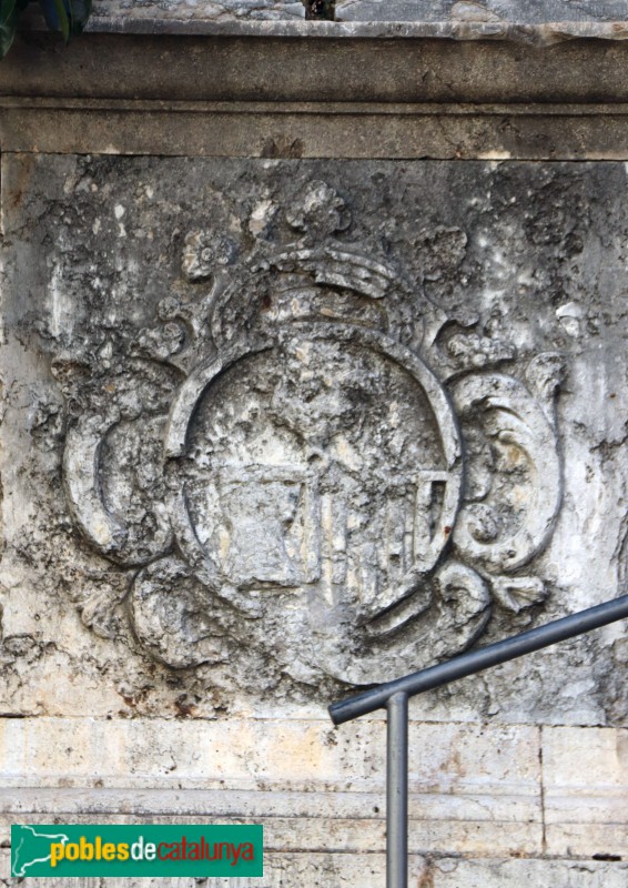 Calonge - Església de Sant Martí. Escut de Calonge, en un pedestal (Foto: Albert Esteves, 2020) Calonge - Església de Sant Martí. Escut de Calonge, en un pedestal
