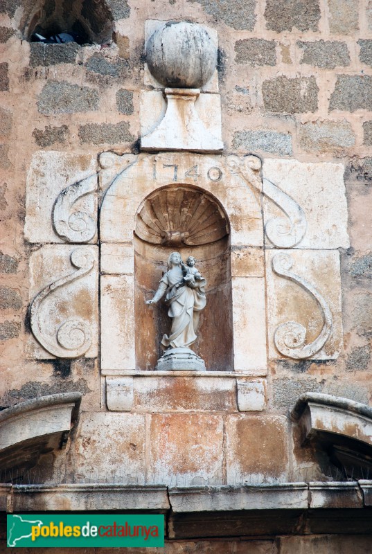 Calonge - Església de Sant Martí. Façana de la plaça de la Doma (Foto: Albertvilarmasso, 2013) Calonge - Església de Sant Martí. Façana de la plaça de la Doma