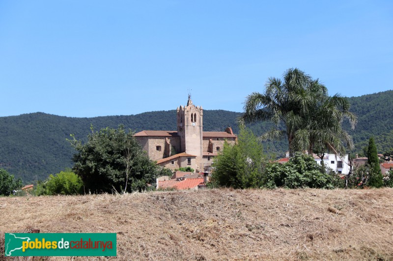 Calonge - Església de Sant Martí, des de la carretera de Romanyà (Foto: Albert Esteves, 2020) Calonge - Església de Sant Martí, des de la carretera de Romanyà