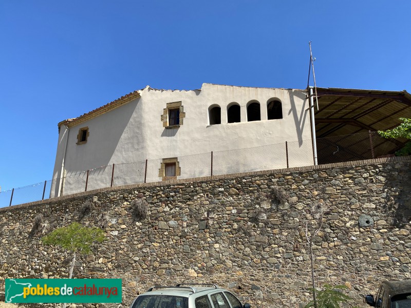 Cruïlles - Casa de la finestra conopial, façana del carrer Raval (Foto: Albert Esteves, 2020) Cruïlles - Casa de la finestra conopial, façana del carrer Raval