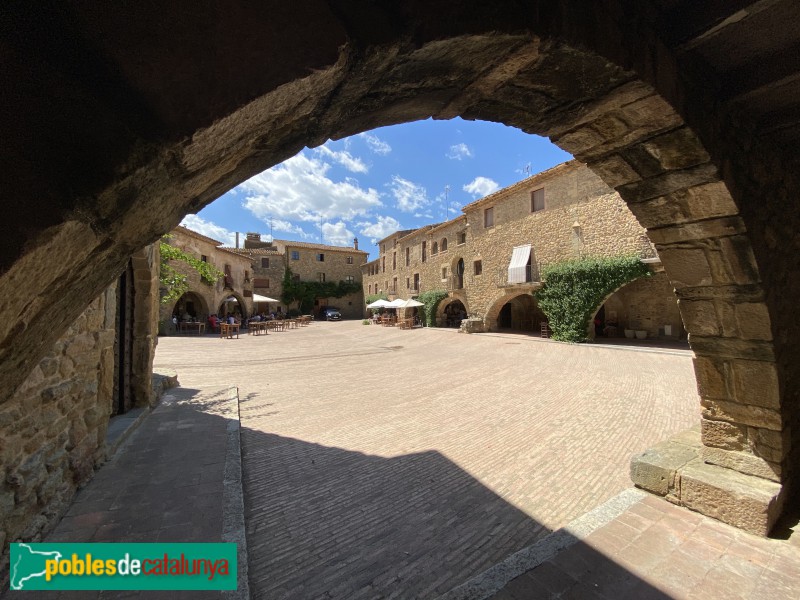 Monells - Plaça Major o de Jaume I (Foto: Albert Esteves, 2020) Monells - Plaça Major o de Jaume I